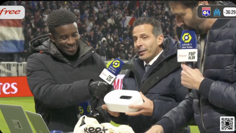 Clin d’oeil : la Freebox Ultra foule une pelouse de Ligue 1, un trio de choc fait sa promo en direct