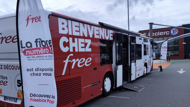 Le bus de Free repart sur les routes de France pour promouvoir la fibre et vendre des Freebox dans les campagnes